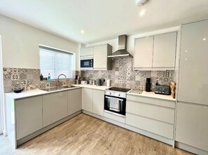 Refrigerador, microondas, horno y parrilla de estufa 