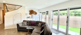 Beautiful Cosy Rural Retreat with Parking!