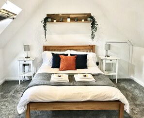3 habitaciones, tabla de planchar con plancha, wifi y ropa de cama 