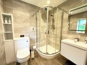 Hair dryer, towels - Beautiful Cosy Rural Retreat with Parking! (Winford)