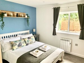 3 bedrooms, iron/ironing board, WiFi, bed sheets - Beautiful Cosy Rural Retreat with Parking! (Winford)