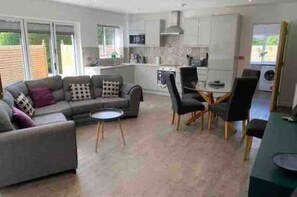 TV - Beautiful Cosy Rural Retreat with Parking! (Winford)