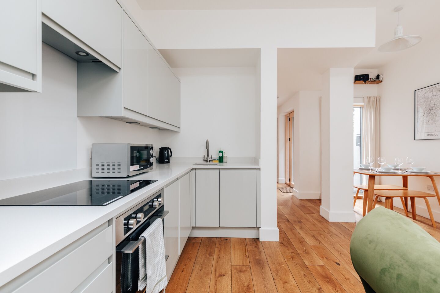 Refrigerador, microondas, horno, placa de cocina