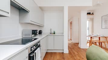 Refrigerador, microondas, horno, placa de cocina