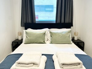 2 habitaciones, tabla de planchar con plancha, cuna de viaje y wifi 