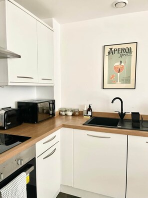 Frigorifero, microonde, forno, piano cottura