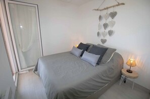 1 chambre, fer et planche à repasser