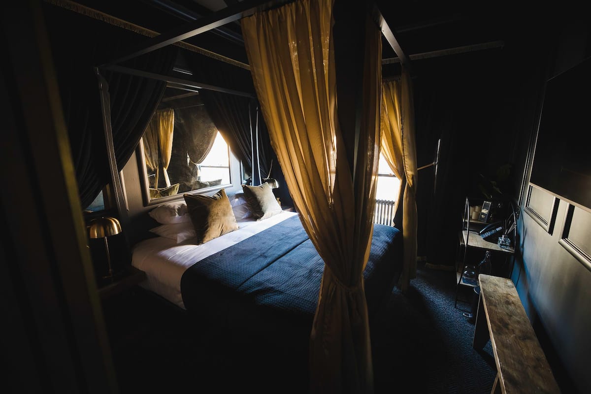 Comfort Room (Spectacular) | Egyptian cotton sheets, premium bedding, iron/ironing board, free WiFi