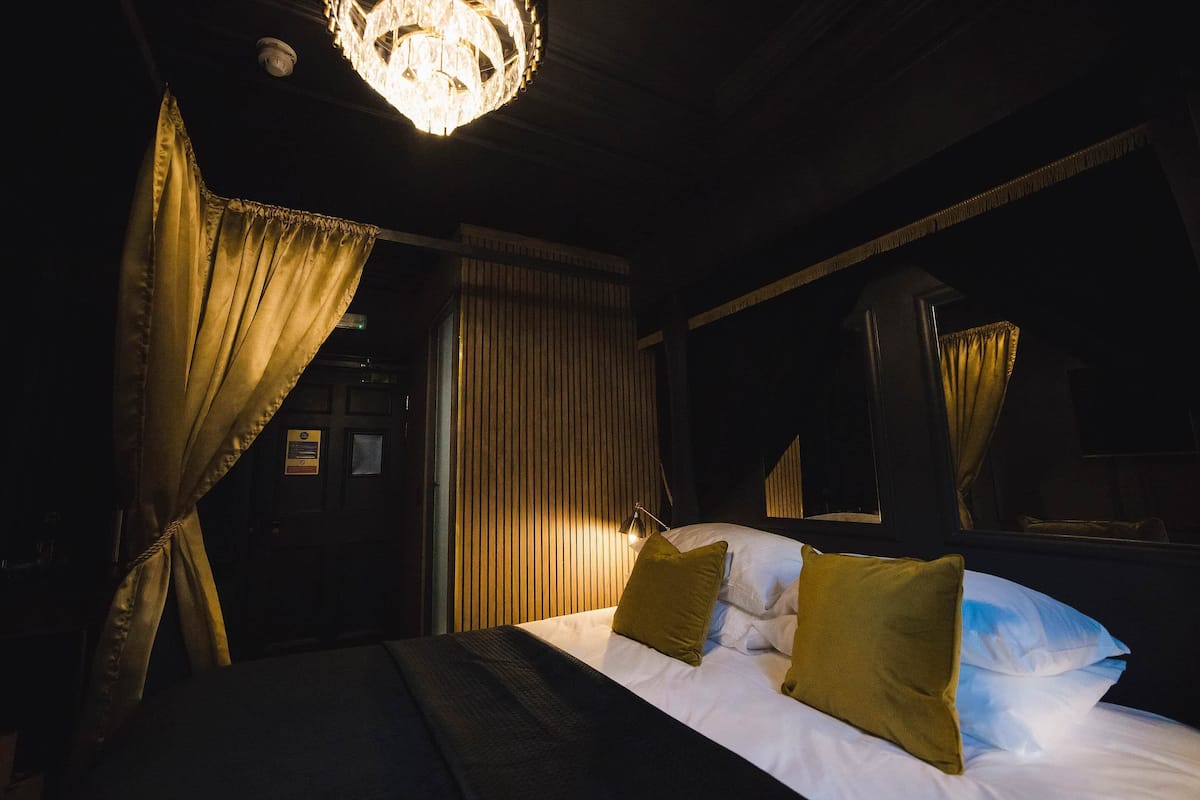 Exclusive Room (Splendid) | Egyptian cotton sheets, premium bedding, iron/ironing board, free WiFi