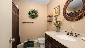 Duschwanne, Haartrockner, Handtücher