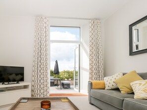 Living room - 2 The Manor House, Hillfield Village (Dartmouth)