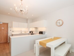 Cookware/dishes/utensils - 2 The Manor House, Hillfield Village (Dartmouth)