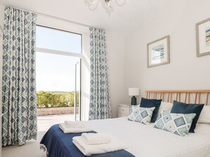 2 bedrooms, individually decorated, individually furnished - 2 The Manor House, Hillfield Village (Dartmouth)
