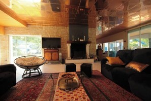 Smart-TV, Kamin, Tischfußball, Bücher