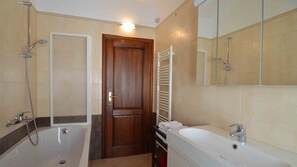 Baignoire, sèche-cheveux, serviettes fournies