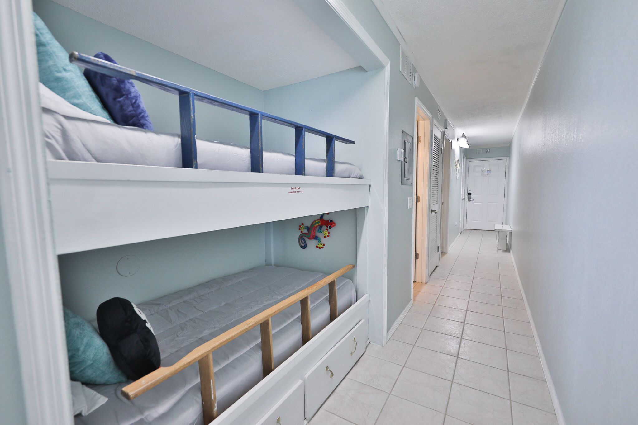 Ein Mehrbettzimmer mit einer zum Tür führenden Diele.