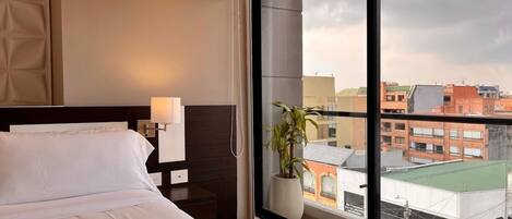 1 dormitorio, tabla de planchar con plancha, ropa de cama