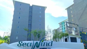 A multi-story building with a sign that reads "SeaWind Damonsaland."