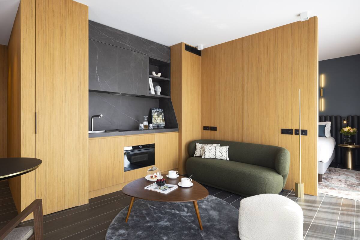 Un espacio habitable moderno con cocina, comedor y sofá.