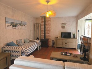 Een televisie en boeken