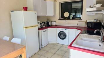 Een koelkast, een microgolfoven, een oven, een kookplaat