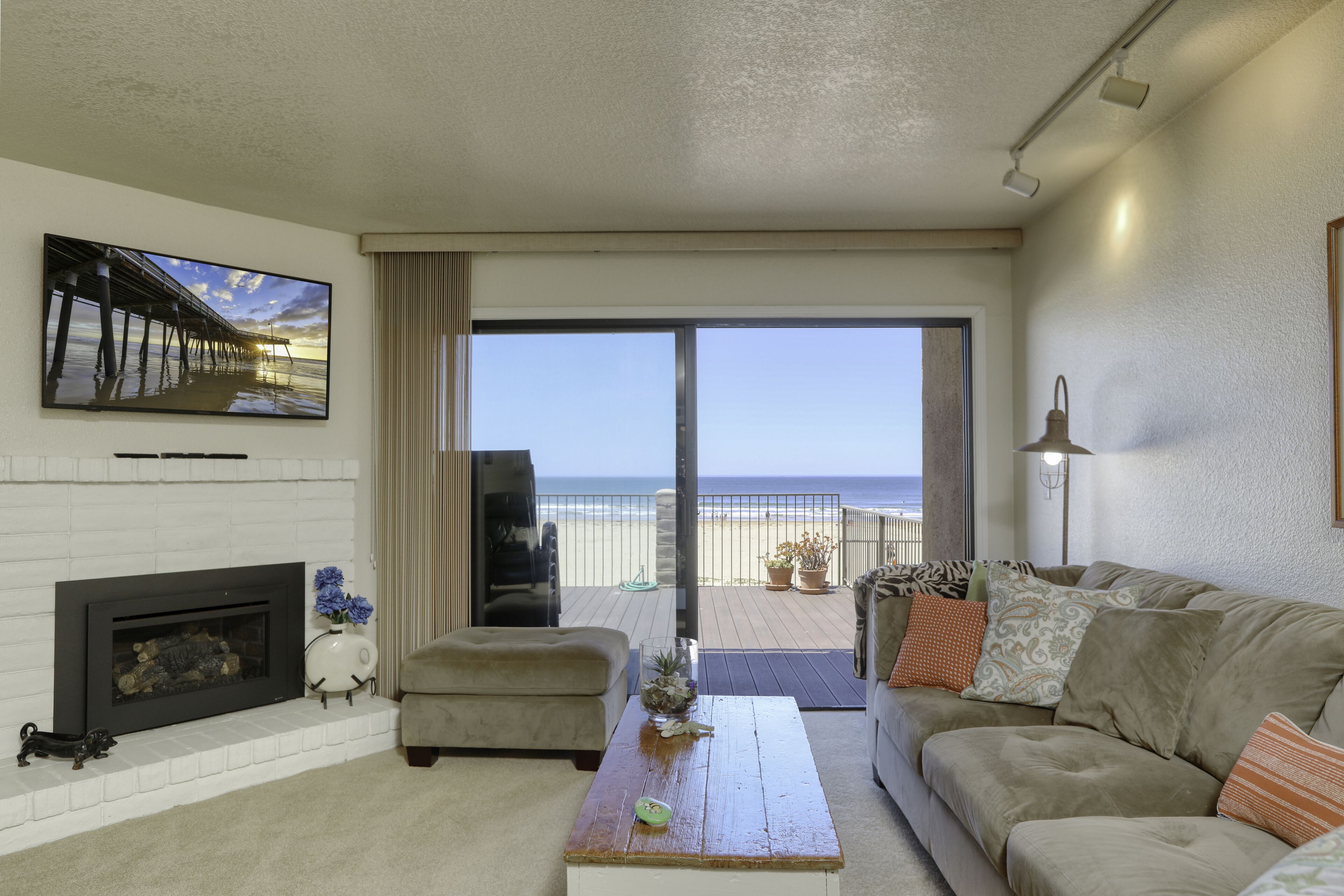 Smart TV, fireplace, DVD player
