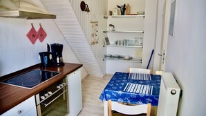 Cafetera/tetera, refrigerador, horno, placa de cocina