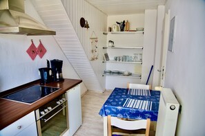 Kahvin-/teenkeitin, jääkaappi, uuni, liesi