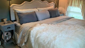 2 bedrooms, desk, WiFi, bed sheets