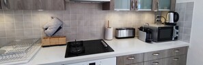 Refrigerador, microondas, horno y parrilla de estufa 