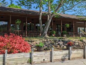 供应早餐、午餐和晚餐