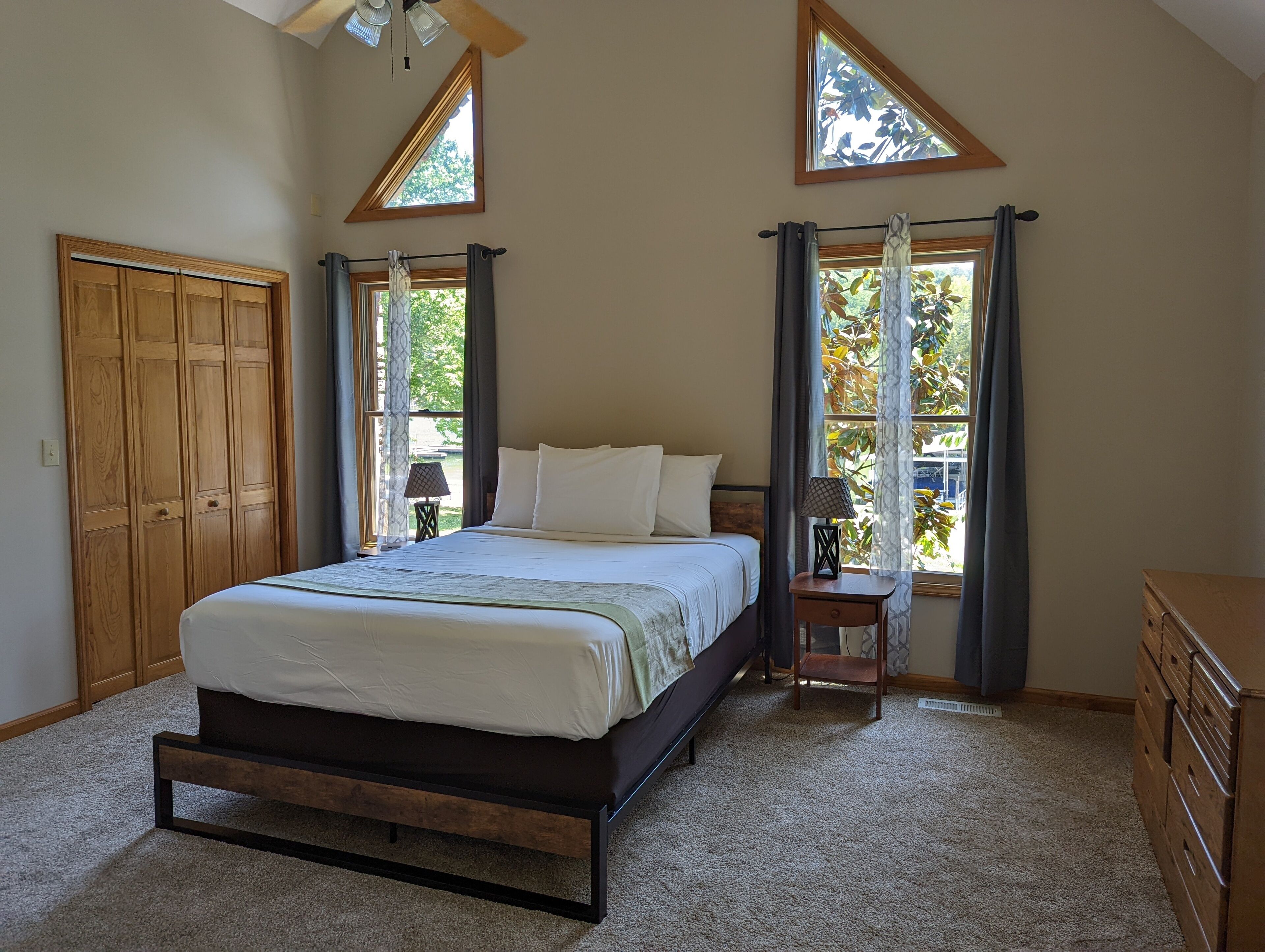 grand house | blackout curtains, travel cot, free wifi, bed sheets