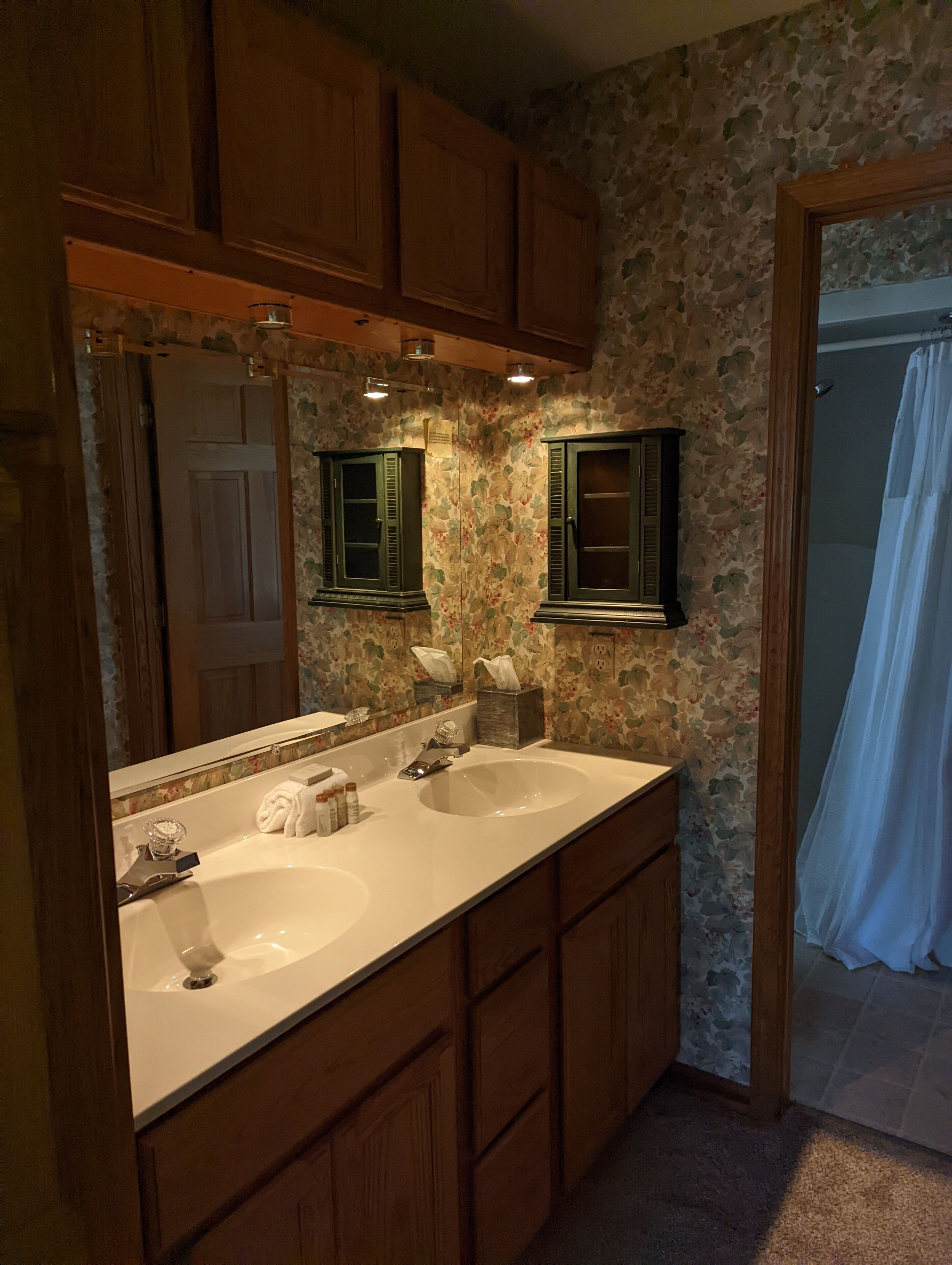 grand house | bathroom | bathtub, towels