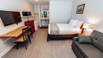 Economy Room | Blackout drapes, travel crib, free WiFi, bed sheets
