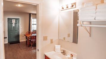 Family Room | Bathroom | Bathtub, towels