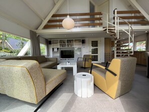 Fernseher, Bücher, Stereoanlage