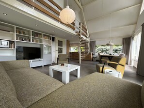 Fernseher, Bücher, Stereoanlage