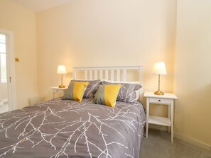 2 chambres, décor unique, ameublement unique, lit de bébé