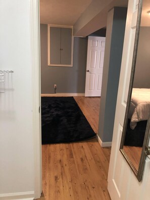 1 bedroom, WiFi - Comfortable, fully private walk out basement (Independence)