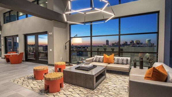 Televisión, videojuegos y tenis de mesa 