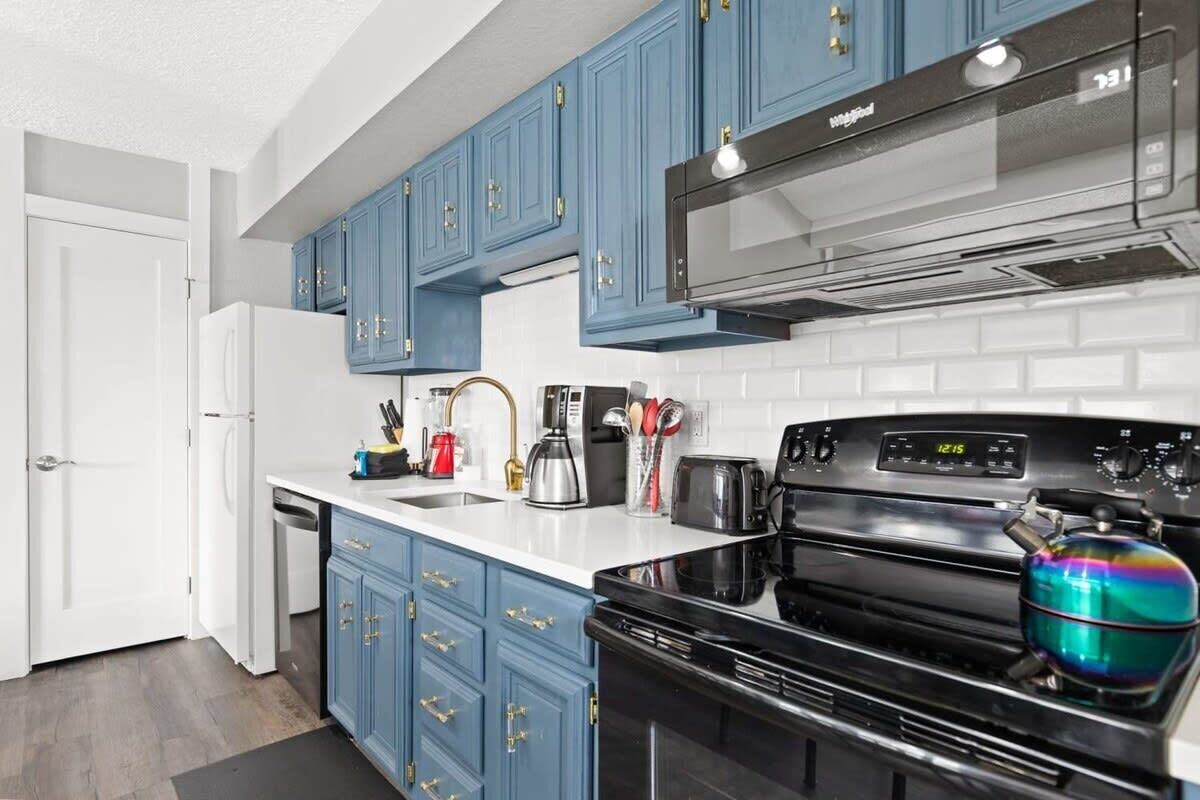 Een koelkast, een magnetron, een oven, een kookplaat