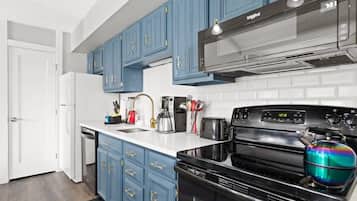 Een koelkast, een magnetron, een oven, een kookplaat