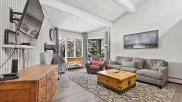 Televisión, chimenea y oficina