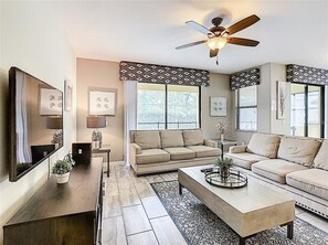 智能电视、游戏机、DVD 播放器、桌上足球