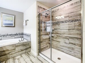 Combined shower/tub, hair dryer, towels