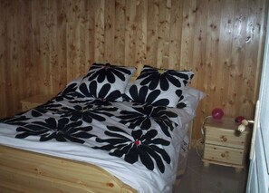 2 slaapkamers, een strijkplank/strijkijzer, reisbedje, wifi (toeslag)