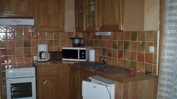 Fridge, microwave, oven, coffee/tea maker