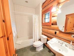 Badewanne, Haartrockner, Handtücher