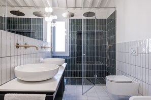 Apartamento panorâmico | Banheiro | Chuveiro, produtos de toalete grátis, secador de cabelo, bidê