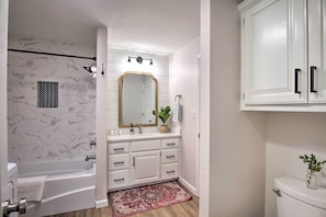 Combined shower/tub, hair dryer - King Suite | Lakes, Trails & Historic Fort Gibson (Fort Gibson)